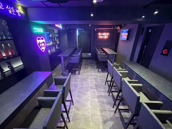 GIRLS BAR THREE(ガールズバースリー)