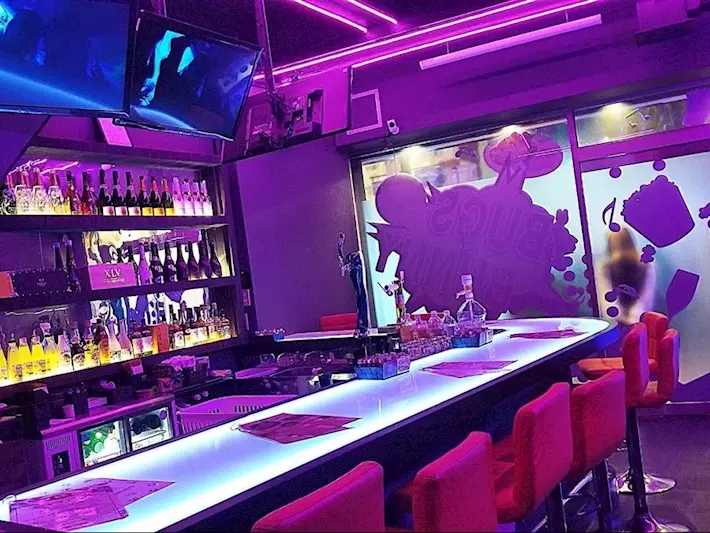 CASUAL BAR Bugs Bunny (バックスバニー)