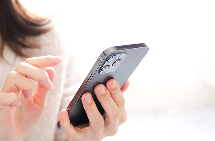 ガールズバーでLINE交換は必要？メリットや営業LINEのコツも解説