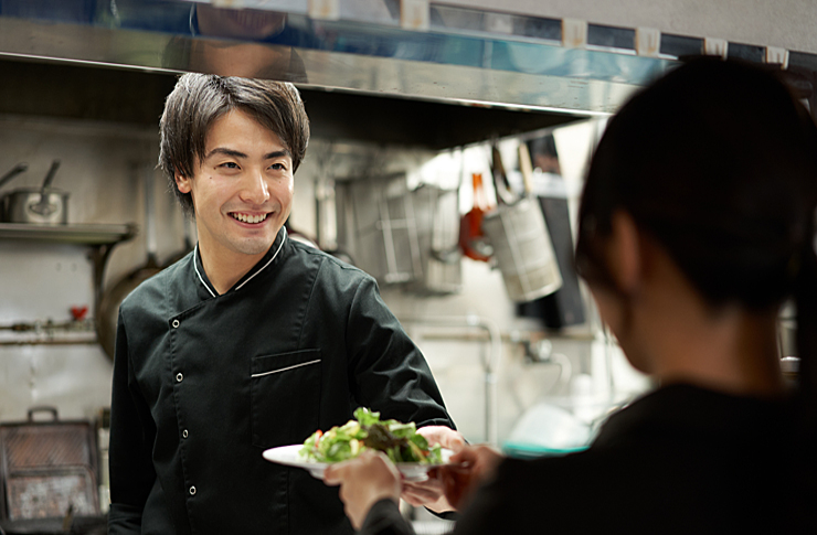 ガールズバーでは男性もスタッフになれる｜スタッフの仕事内容を解説